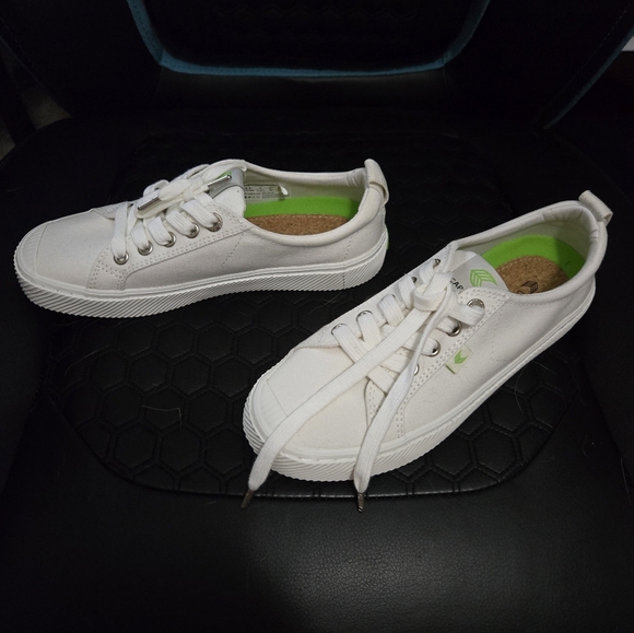 New CARIUMA OFF WHITE LOW TOP CANVAS WMNS 6.5 - Picture 1 of 4